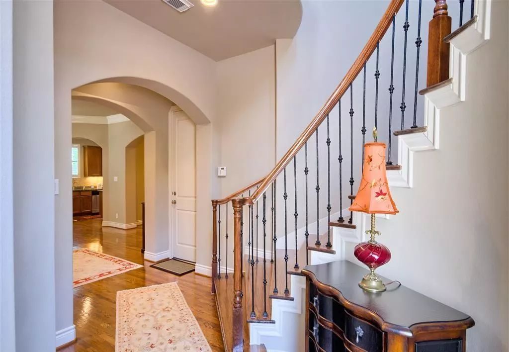 家里是复式楼的屋主，可以把楼梯这样装，多出一间房